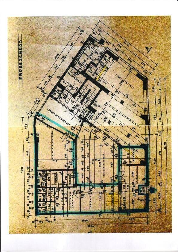 Historischer Grundrissplan des Erdgeschosses mit detaillierten Raumaufteilungen und Maßen.