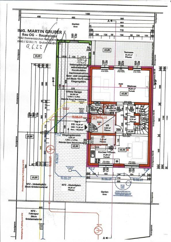 Grundriss des Erdgeschosses mit Wohnbereich, Diele, Küche und Zugang zur Terrasse.