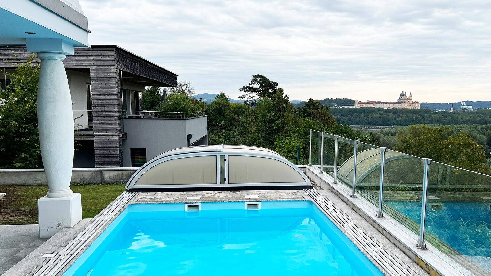 Pool mit Blick auf Stift Melk