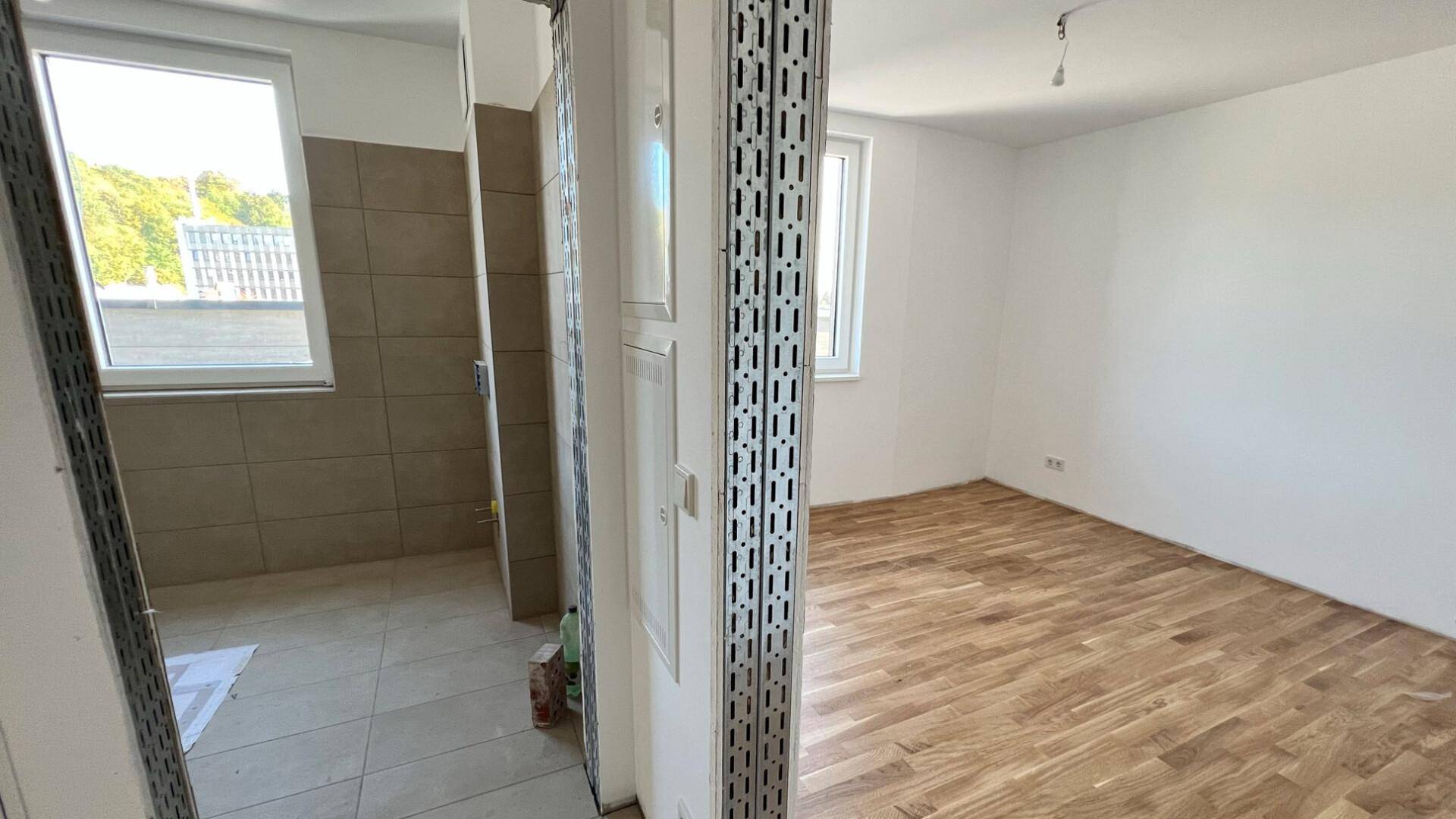 Blick in Schlafzimmer & Bad