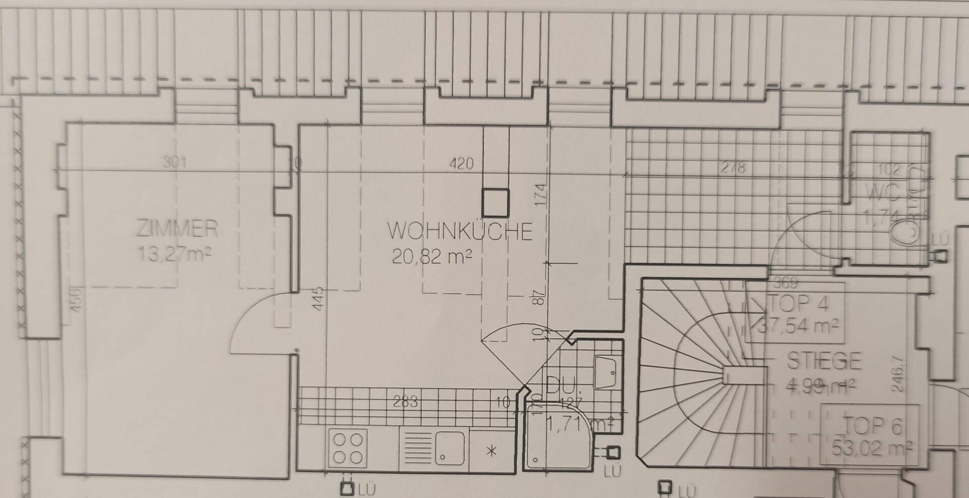 Grundriss einer Wohnung mit Zimmer, Wohnküche und Bad, sowie Treppenhaus.