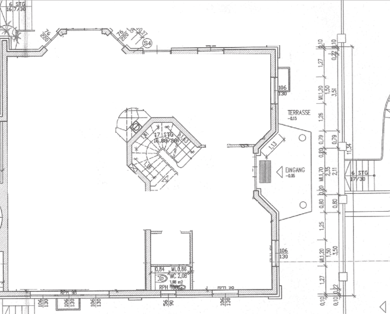 Grundriss des Erdgeschosses mit Eingangsbereich, Treppe und Terrasse.