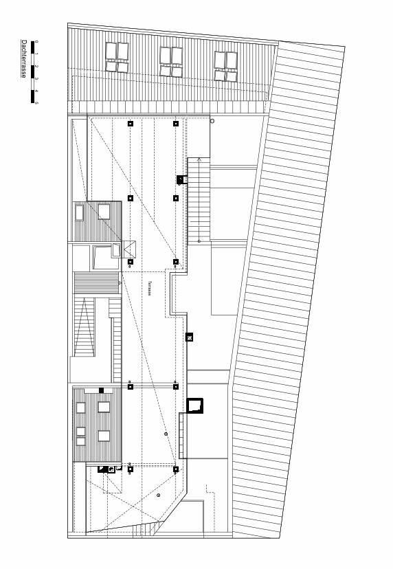Grundriss der Dachterrasse mit Treppen und verschiedenen Außenbereichen.