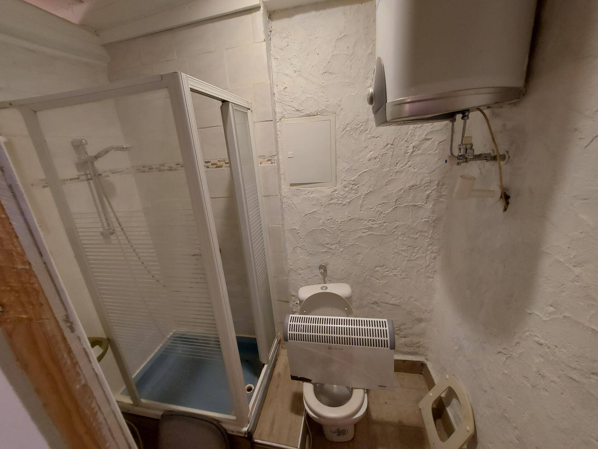 Bad mit Dusche und WC Haus Links