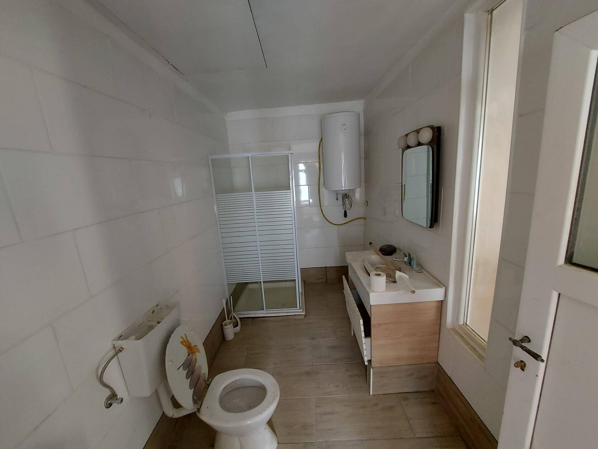 Bad mit Dusche Haus Rechts