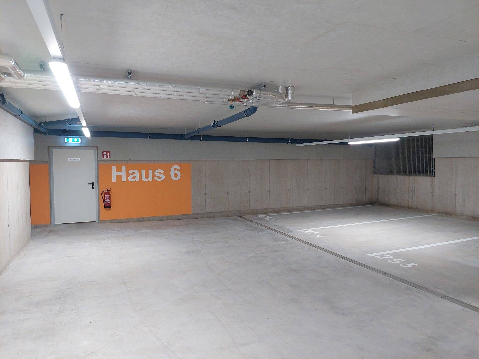 Stellplätze Tiefgarage neben Türe