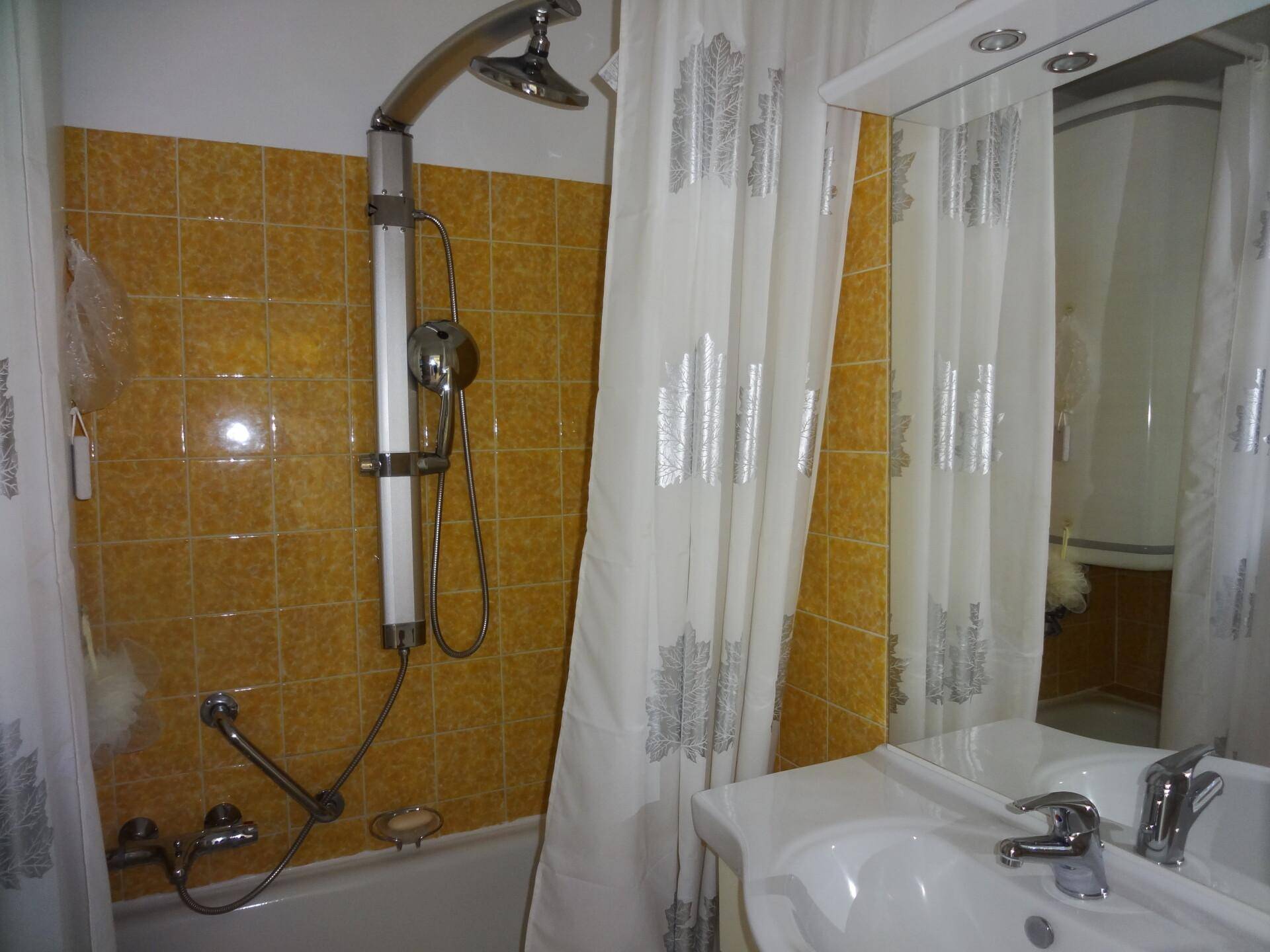 Badezimmer mit Badewanne und WC