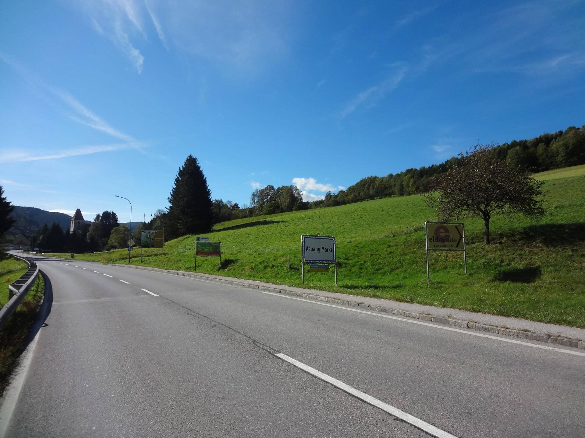 direkt bei Ortseinfahrt