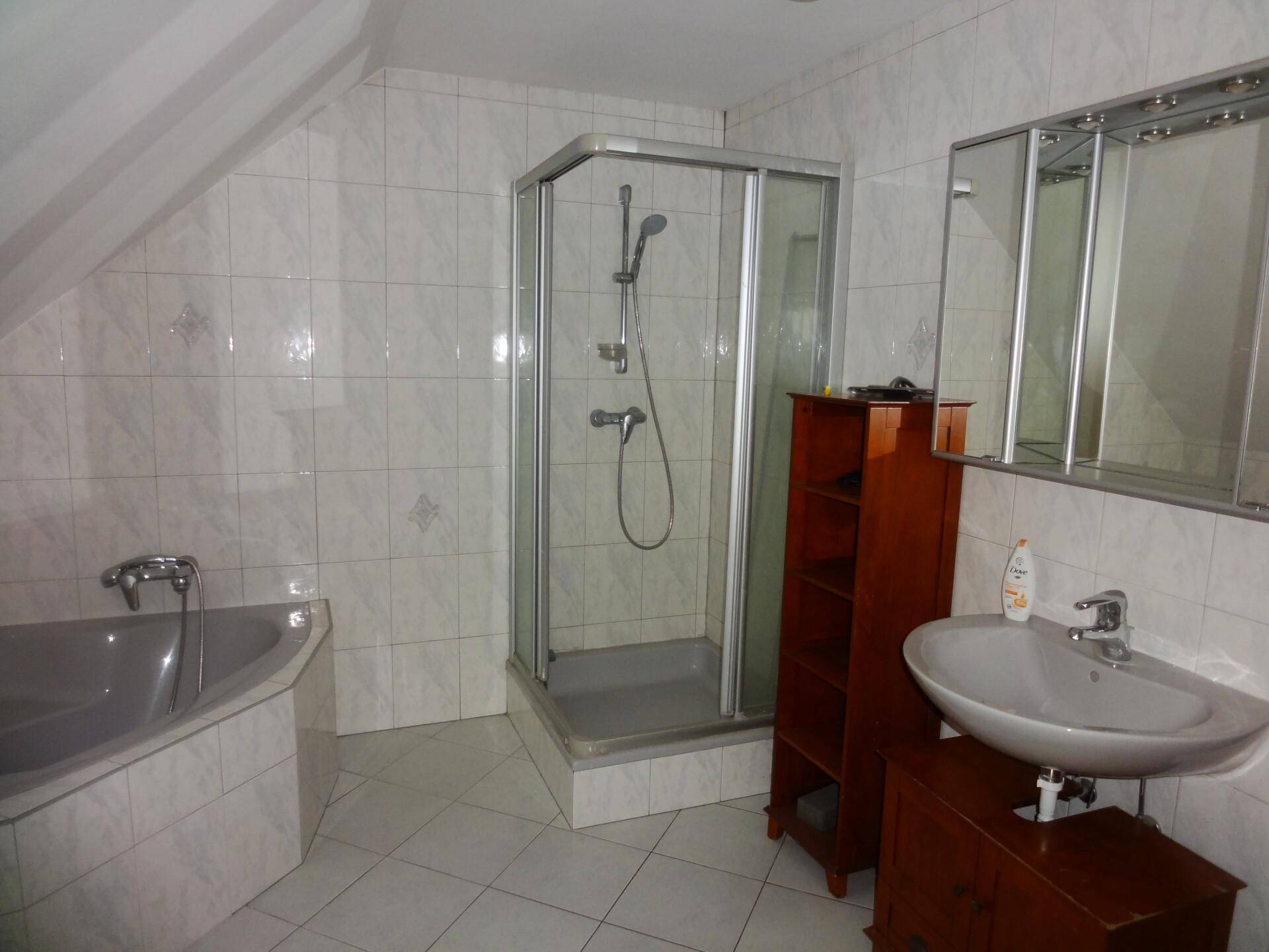 Bad mit Dusche und Eckbadewanne ,WC im OG