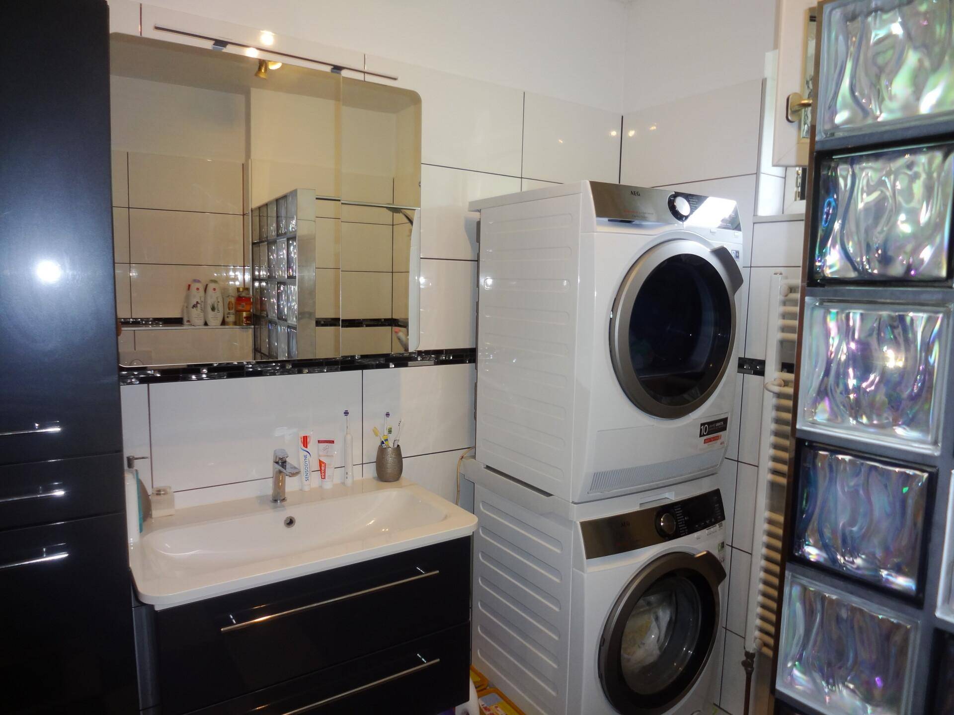 Bad mit Dusche und WC im EG