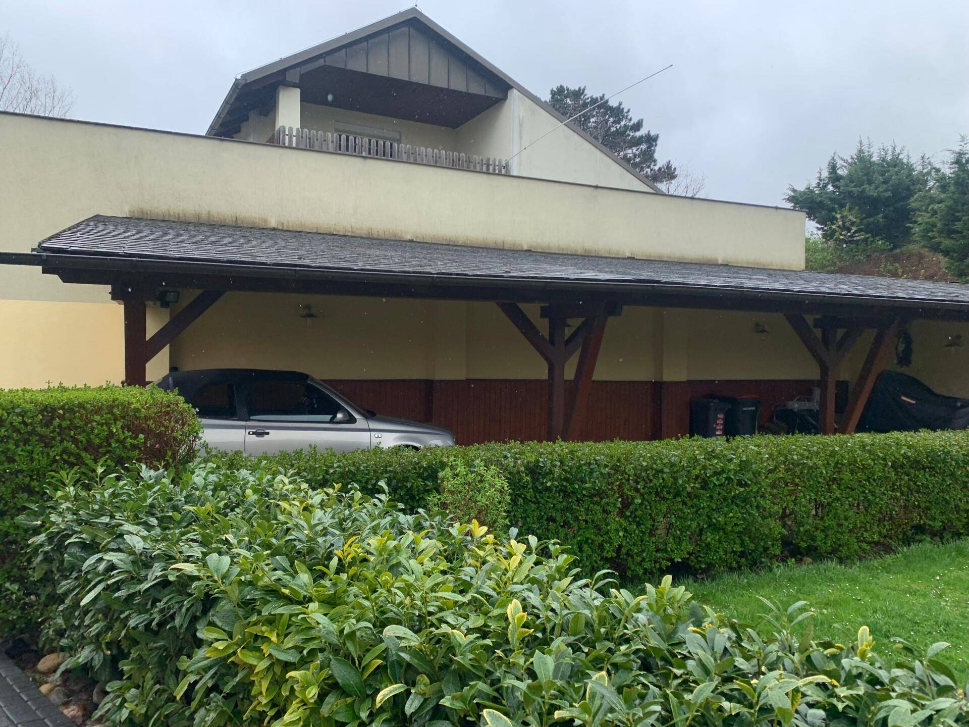 Carport Platz für 3 Autos mit anschließendem Werkraum oder nach Umgestaltung Platz für Ihre Pferde