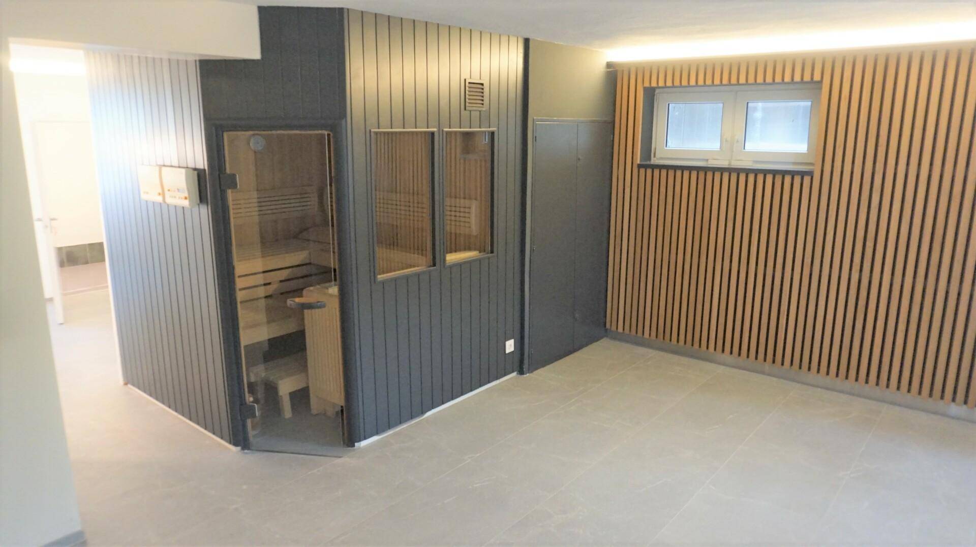 Moderner Wellnessbereich mit Sauna und Holzverkleidung, ideal zur Entspannung.