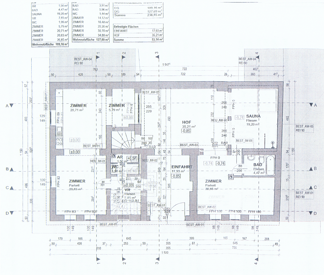 Grundriss des Erdgeschosses mit Zimmern, Hof und Sauna.