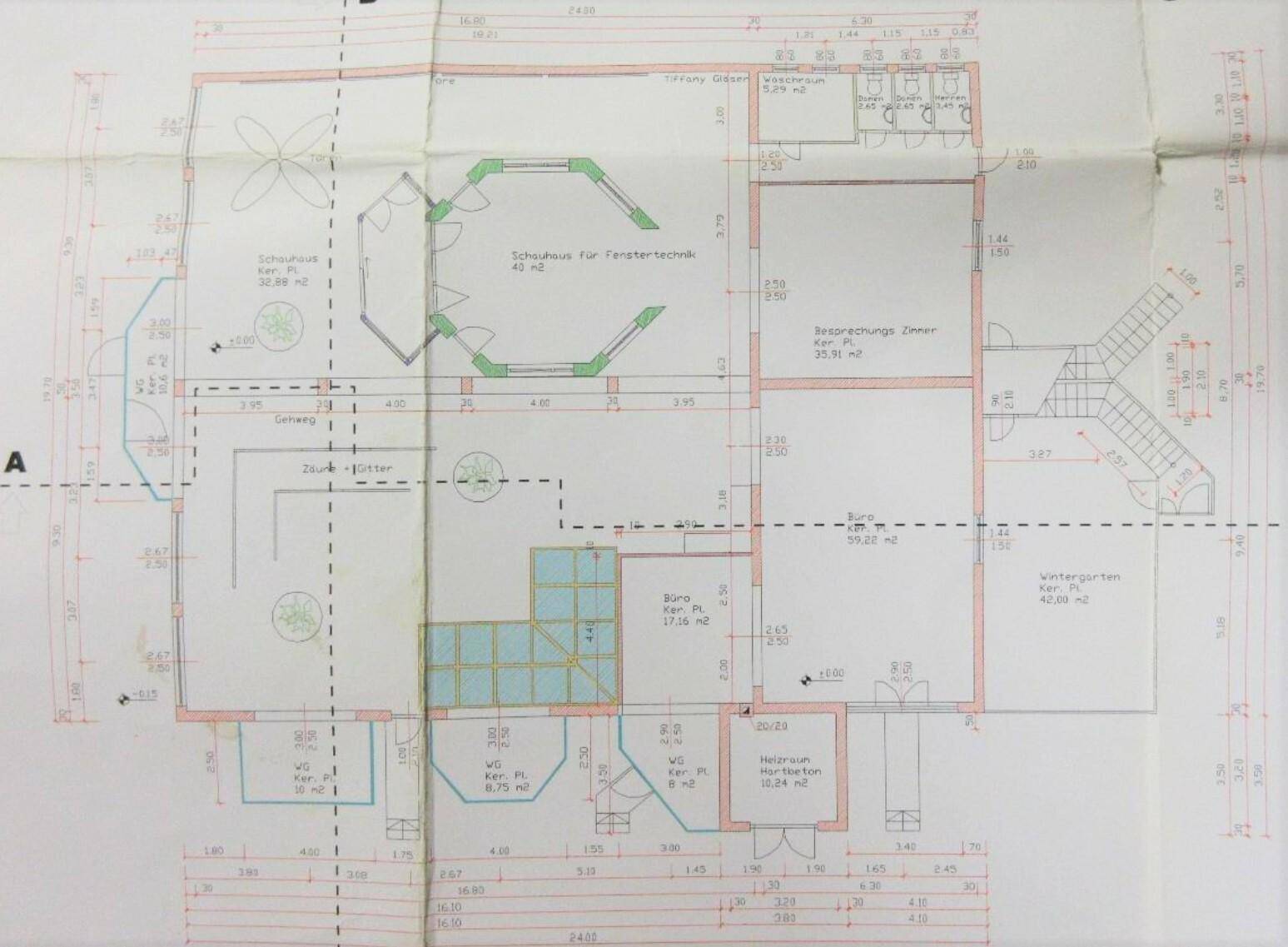 Grundriss des Erdgeschosses mit verschiedenen Räumen, Wintergarten und Treppenhaus, das die Aufteilung zeigt.