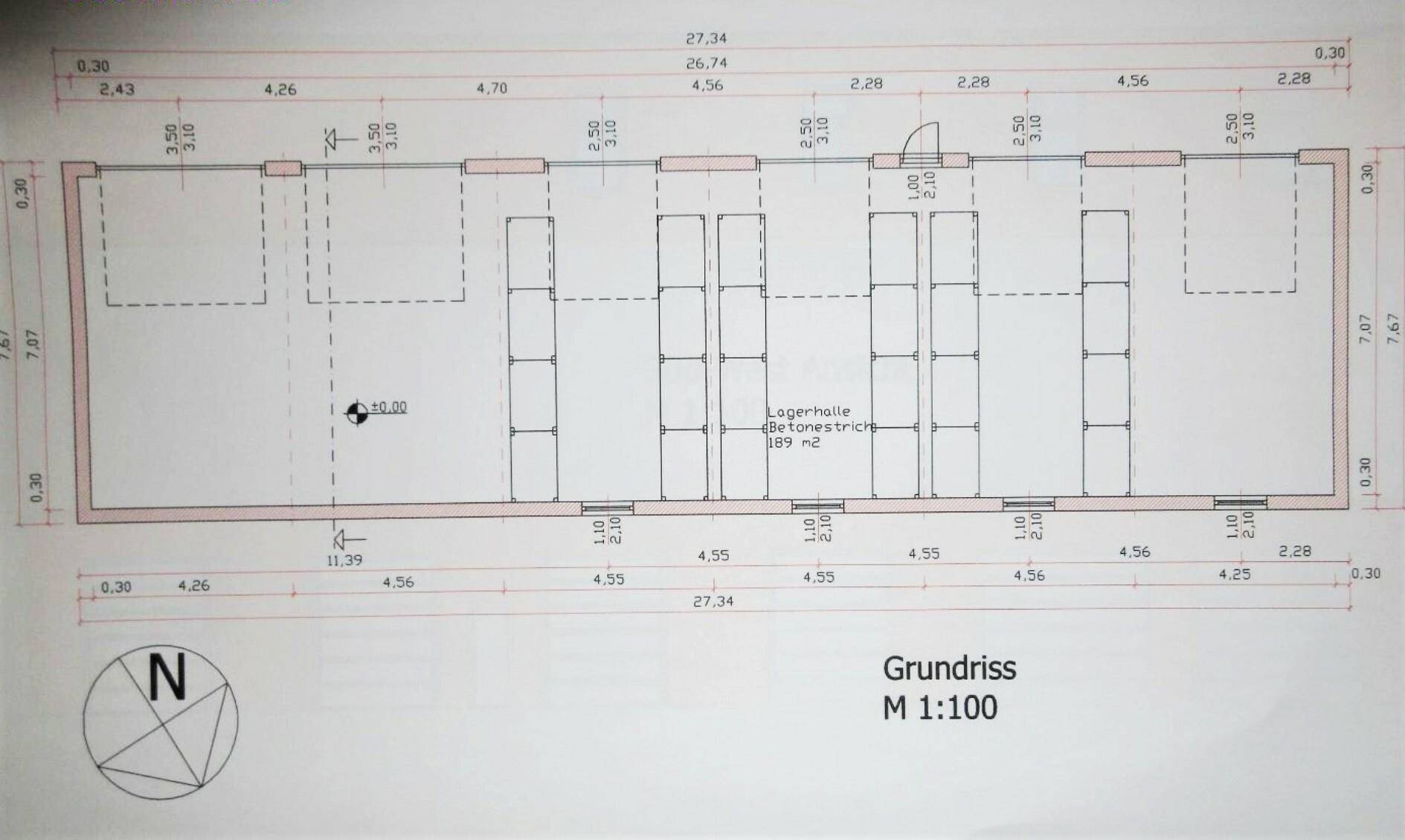 Grundriss einer Lagerhalle mit Betonestrich und mehreren Lagerbereichen, die eine effiziente Nutzung ermöglichen.