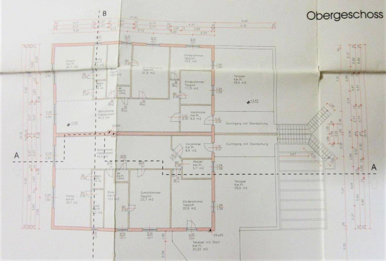 Grundriss des Obergeschosses mit mehreren Schlafzimmern, Bädern und Terrassenbereichen, die den Wohnraum erweitern.