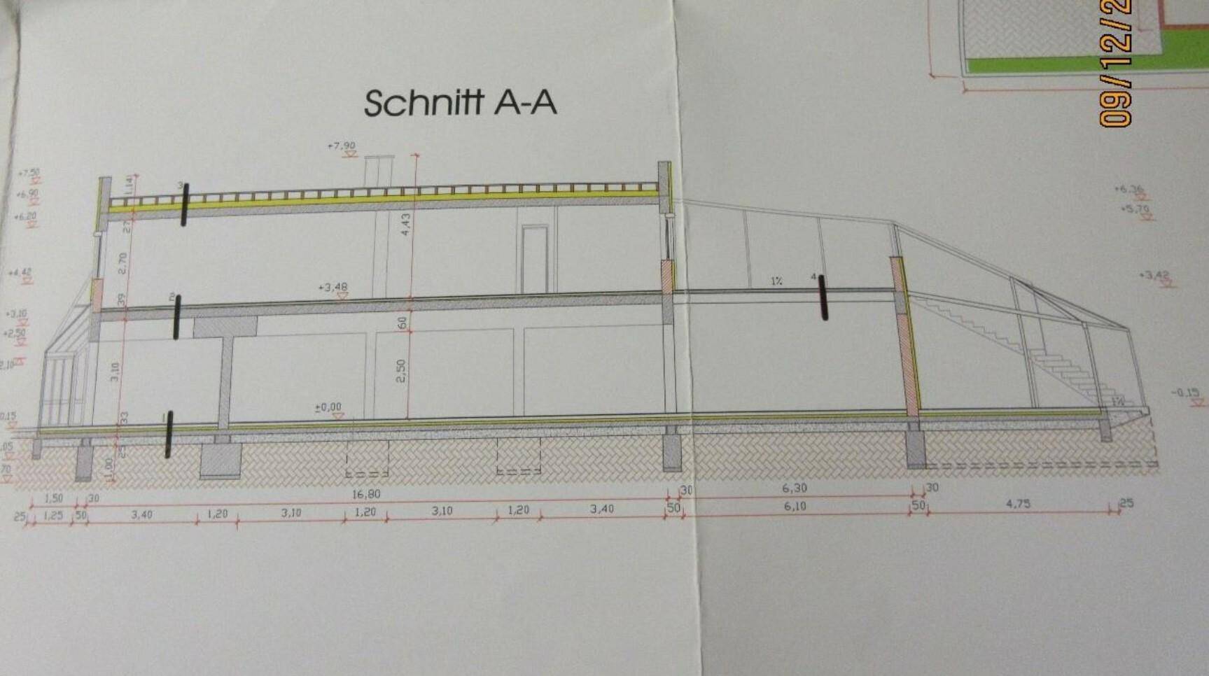 Schnittzeichnung des Gebäudes, die die verschiedenen Ebenen und Dachkonstruktionen darstellt und Einblicke in die Struktur gibt.