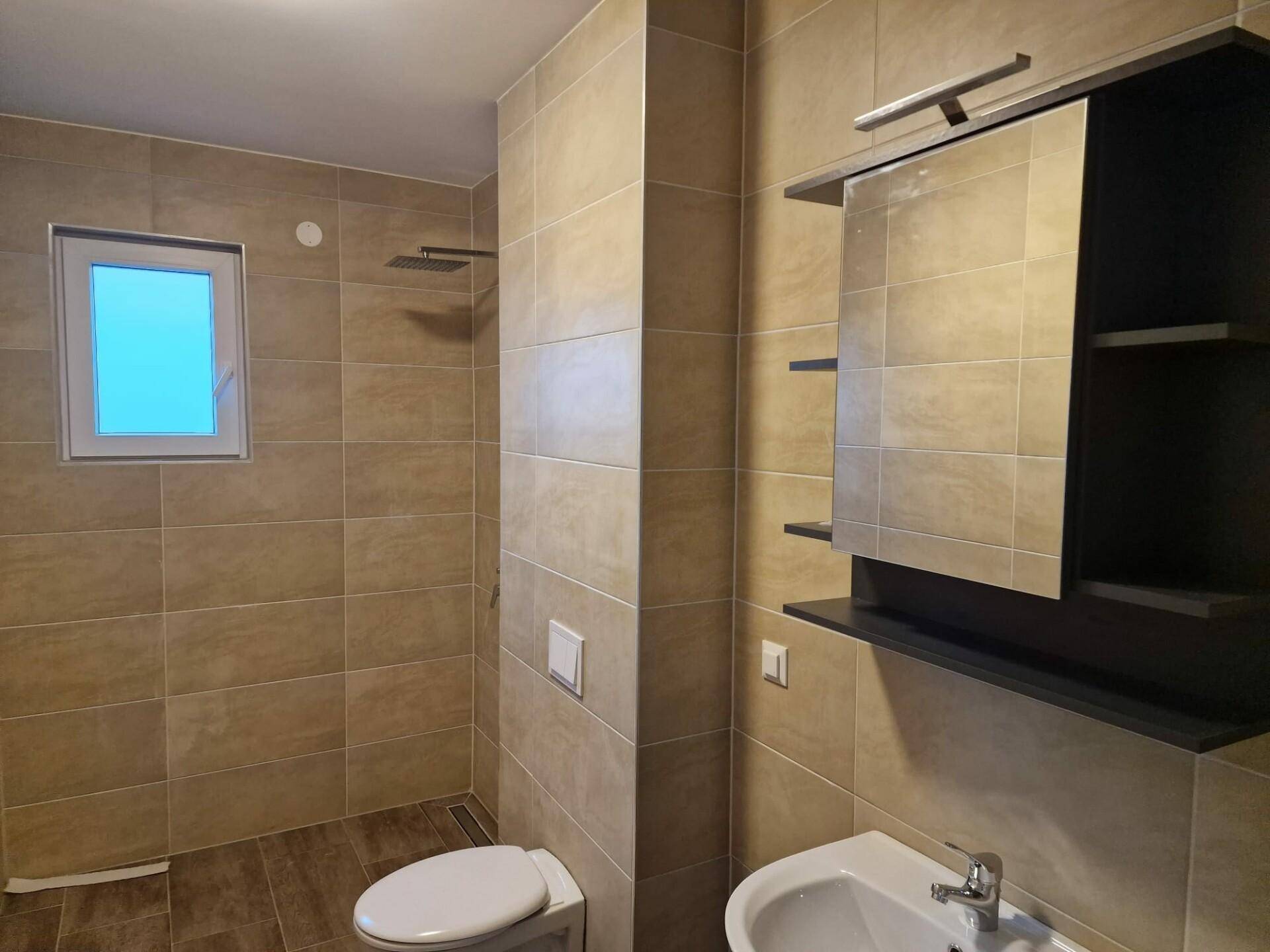 Badezimmer mit Dusche und WC