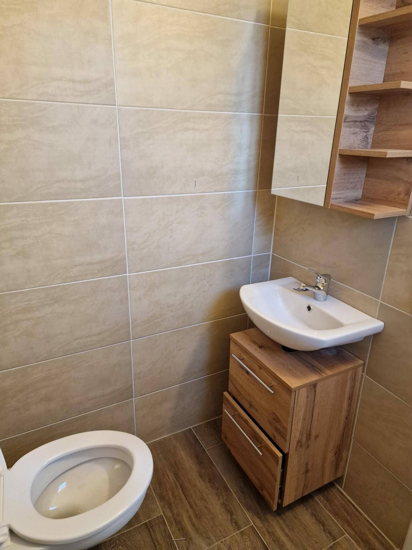 Badezimmer mit Dusche und WC