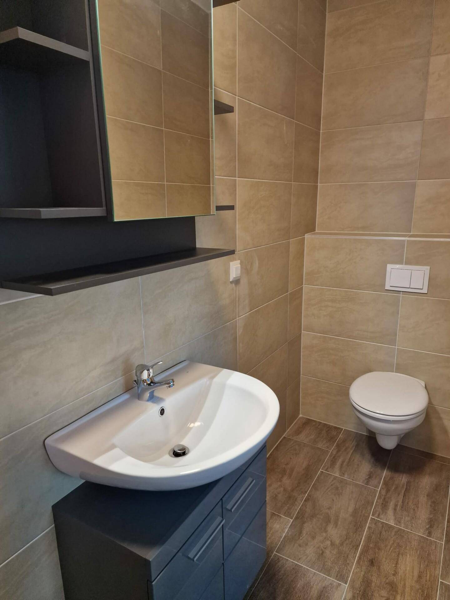 Badezimmer mit Dusche und WC