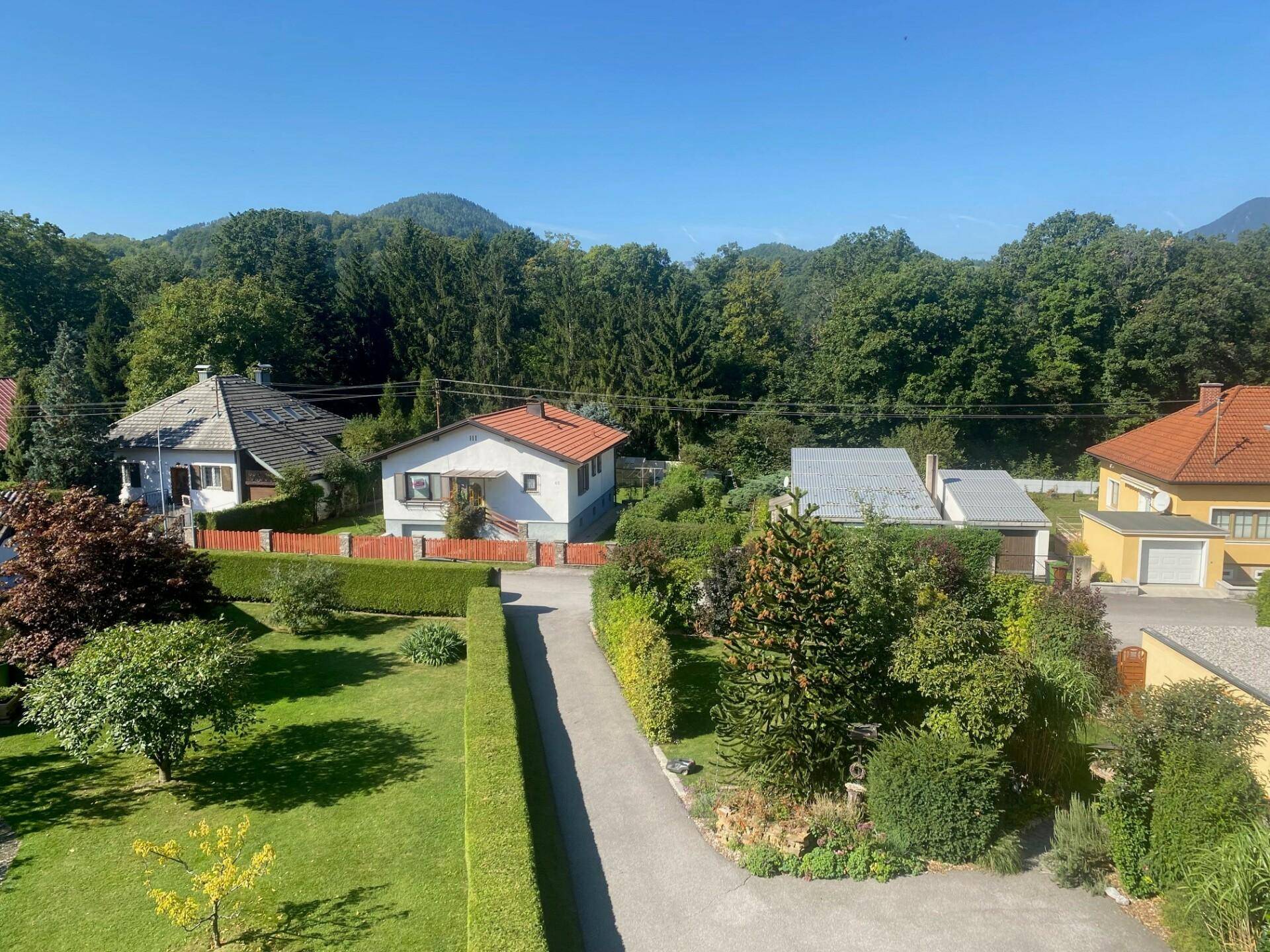 Ausblick auf Einfahrt und Parkplatz