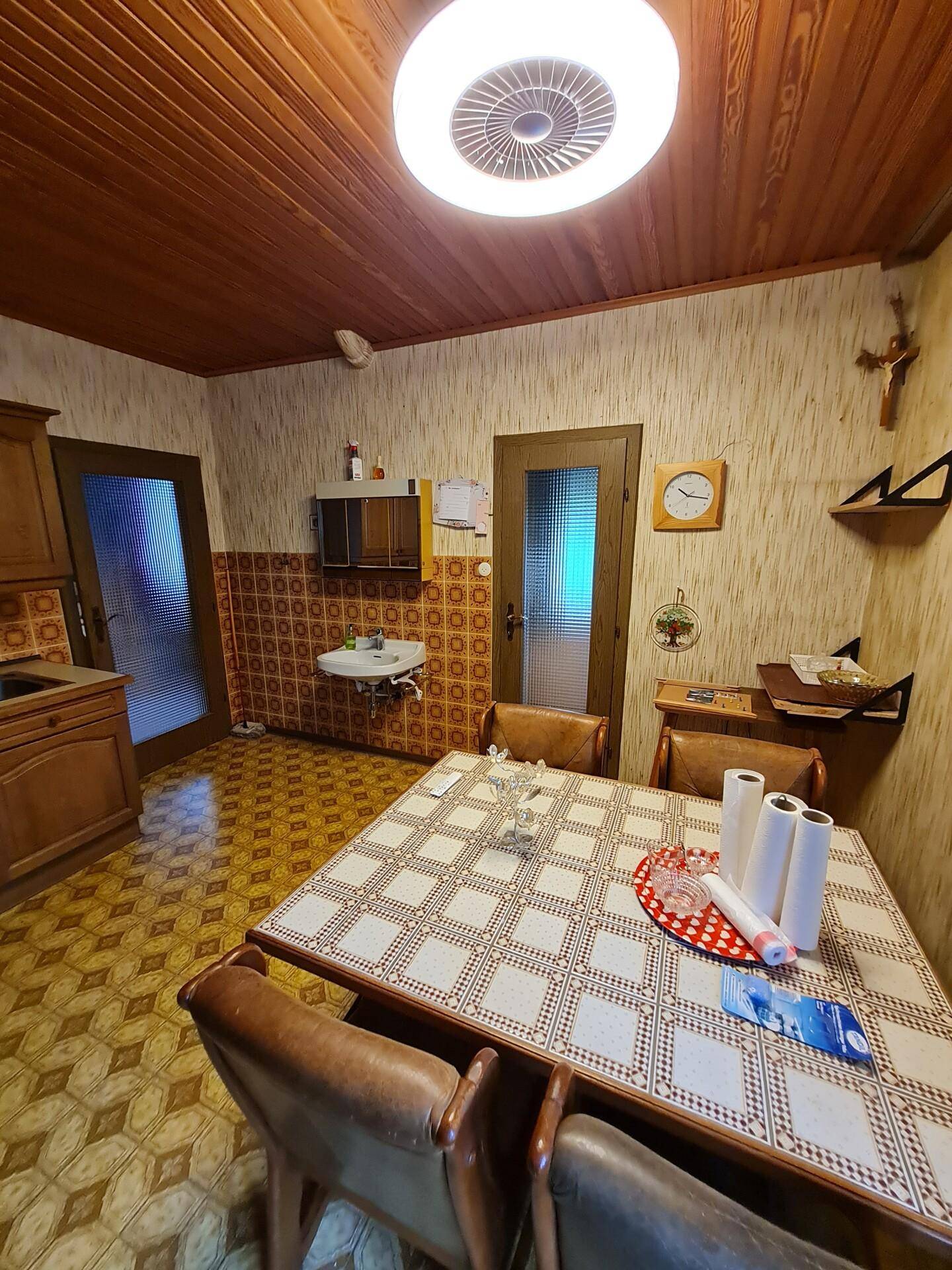 Gemütliche Küche mit Essbereich, Holzdecke und traditioneller Einrichtung.