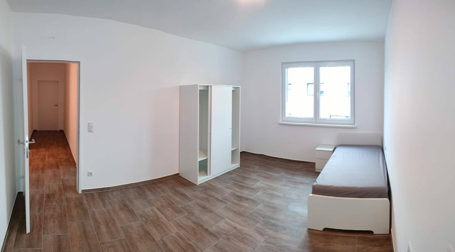 Zimmer möbliert