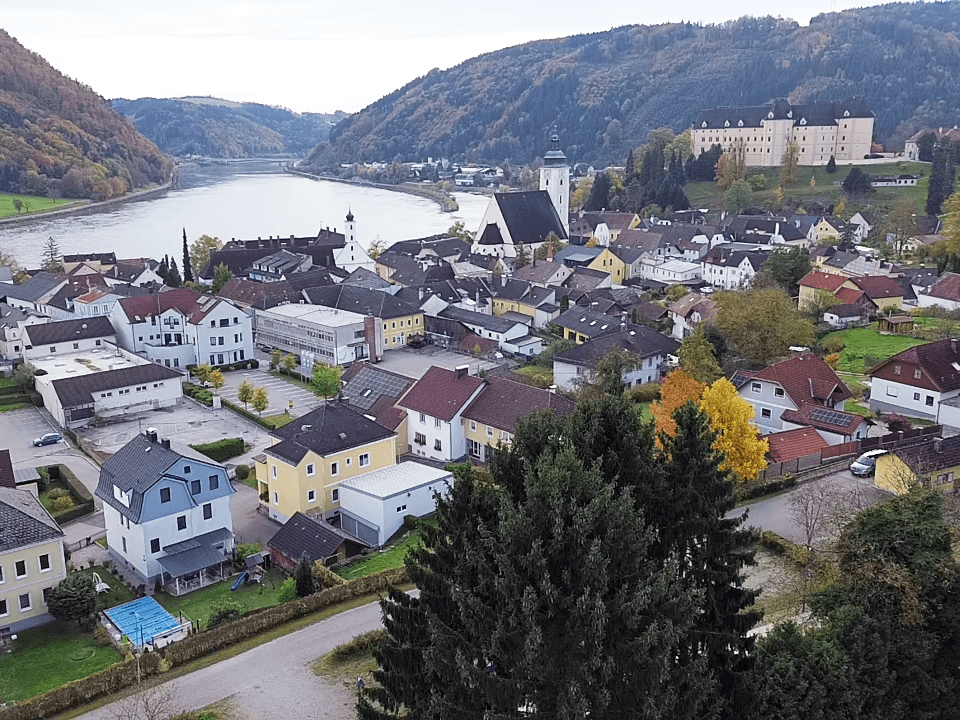 Blick gen Donau & Schloss Grein