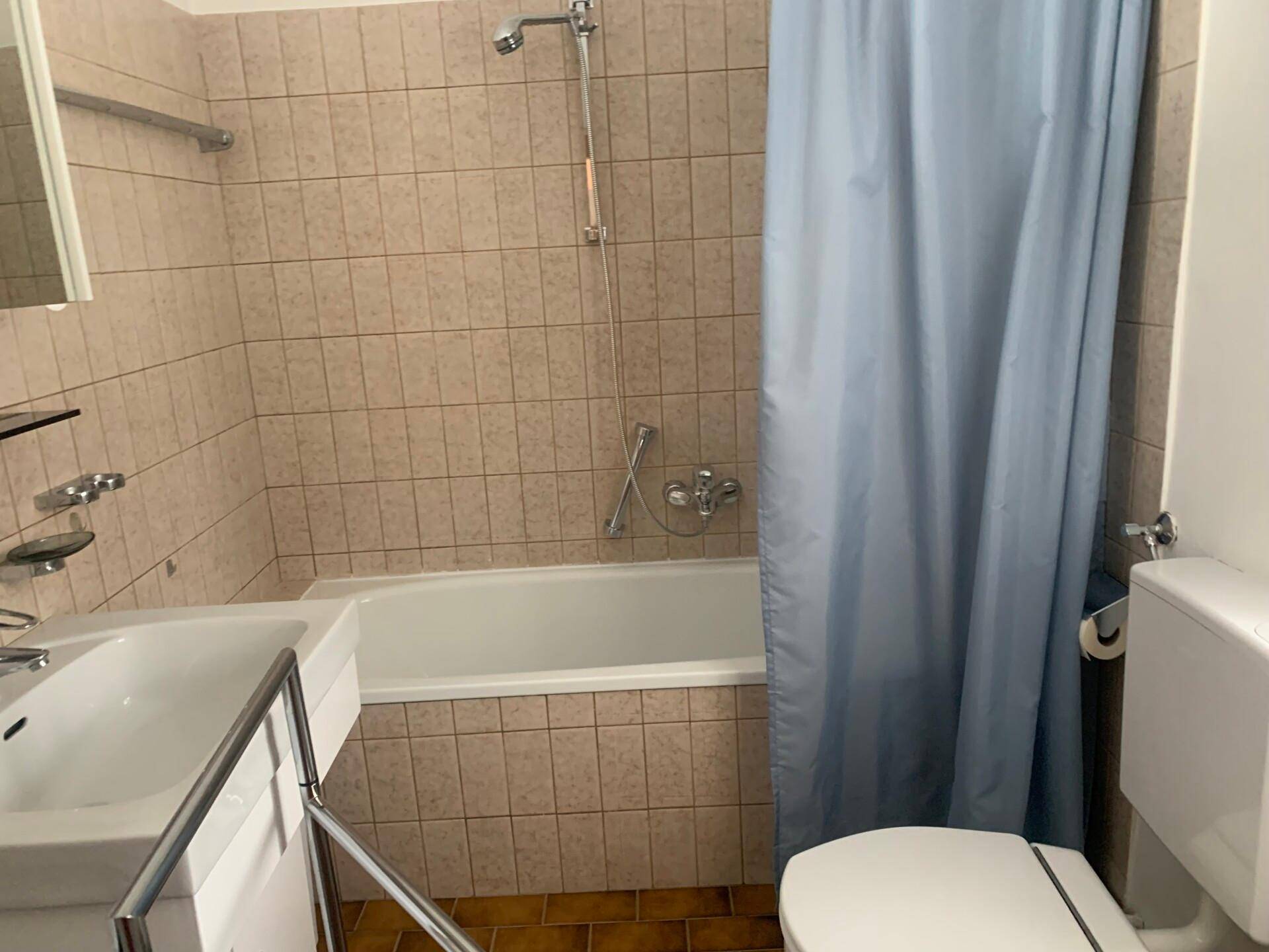 Badezimmer neu, die Waschmaschine ist auch schon da!
