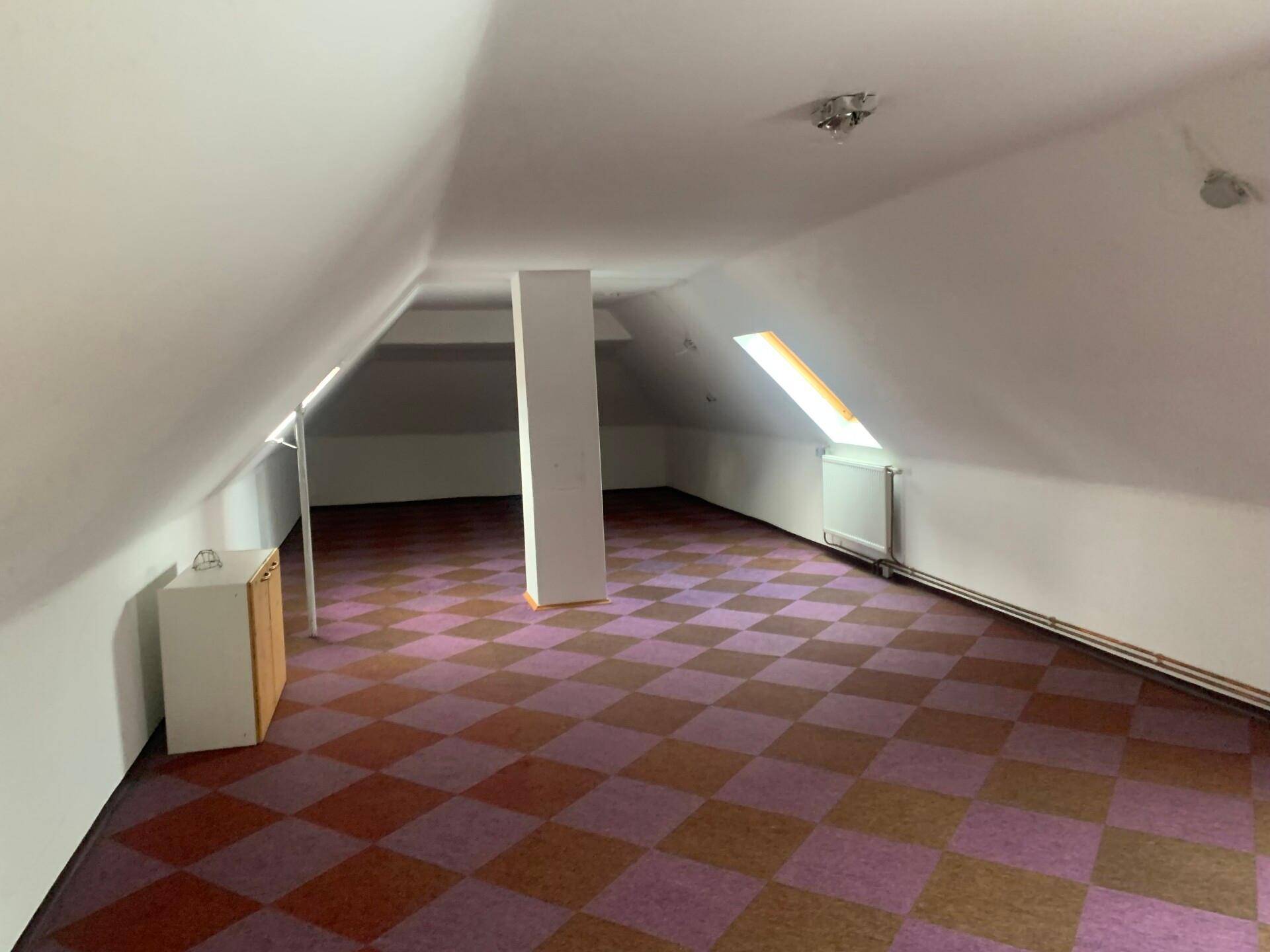 OG viel Platz als großzügiger Arbeitsbereich und Homeoffice oder ein großer Schlafraum