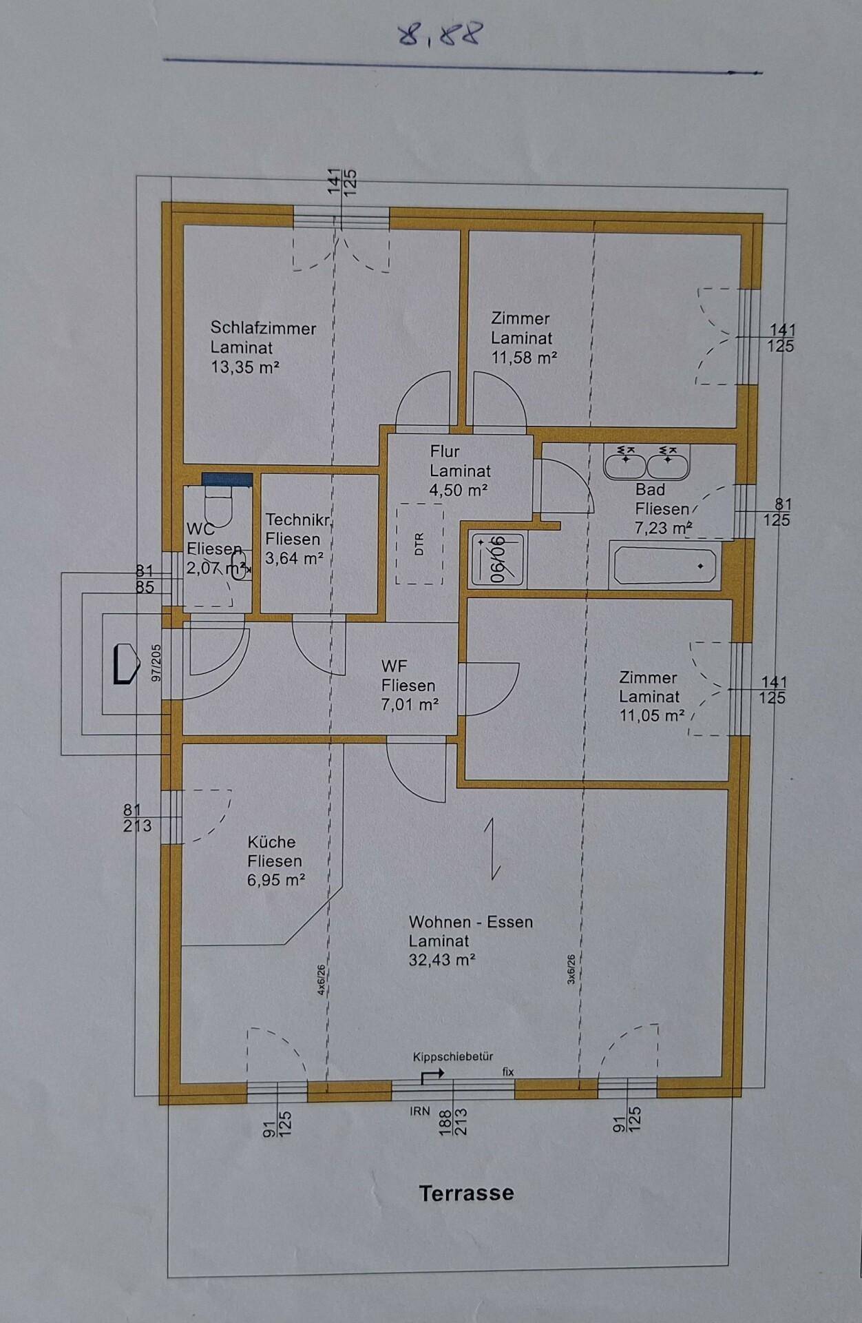 Detaillierter Grundriss des Hauses mit Raumaufteilung und Flächenangaben.