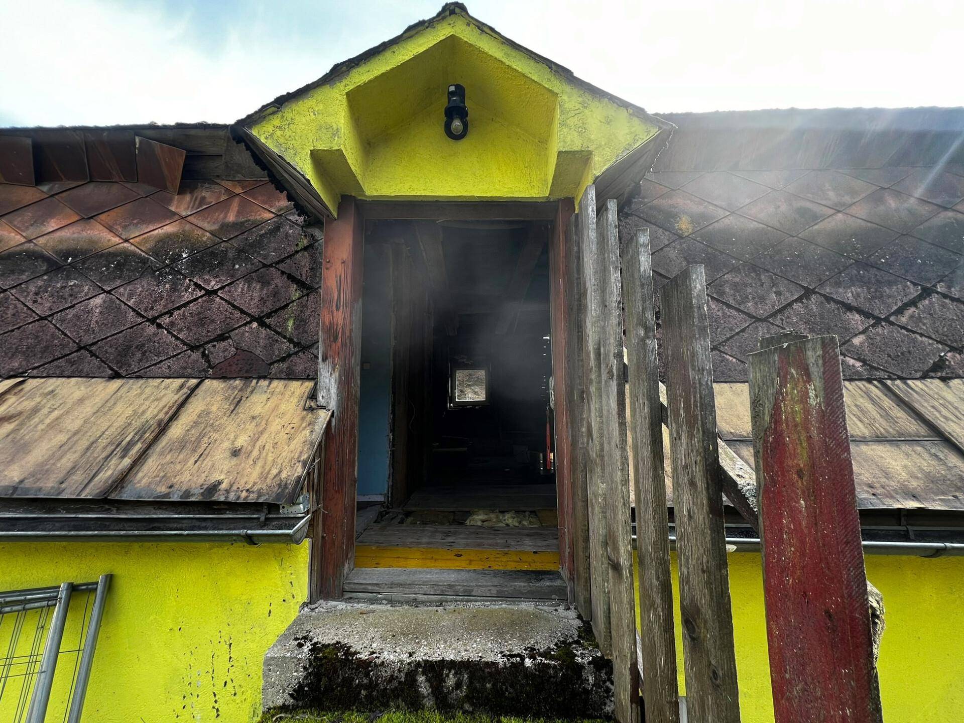 Nahaufnahme der Außentreppe und des Eingangs zum Obergeschoss des Hauses.
