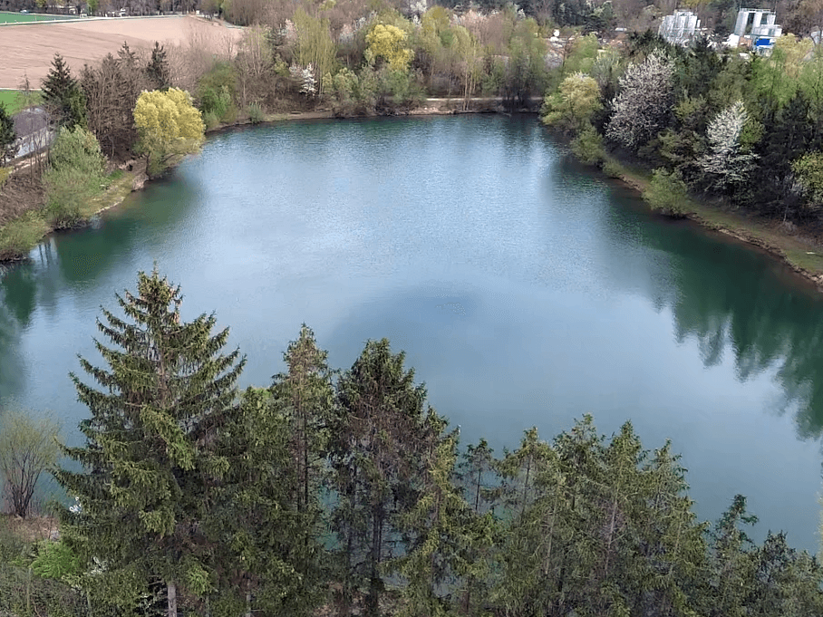 See/Teich von Drohne aus betrachtet