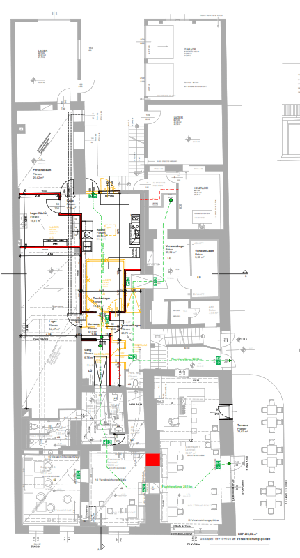Detaillierter Grundrissplan mit Raumaufteilung, technischen Installationen und Terrassenbereichen.