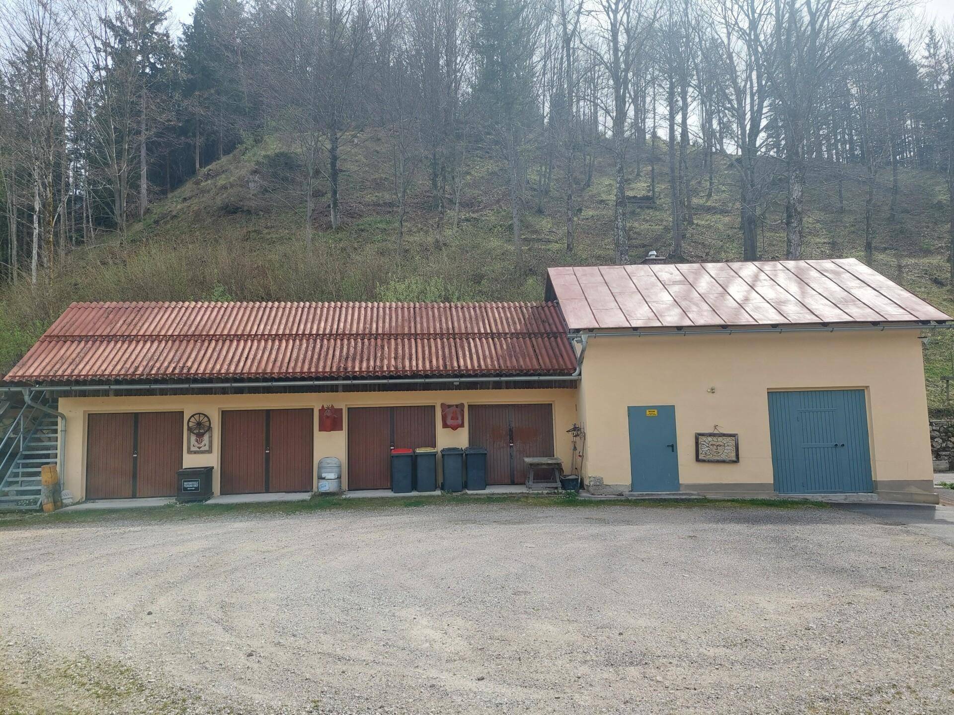 Nebengebäude Garagen (2)