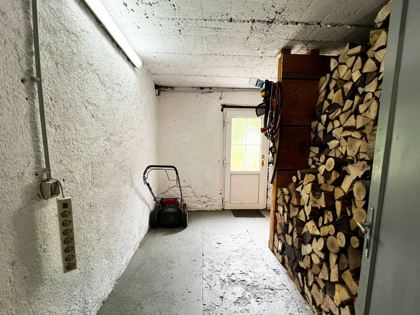 Holzlagerraum KG