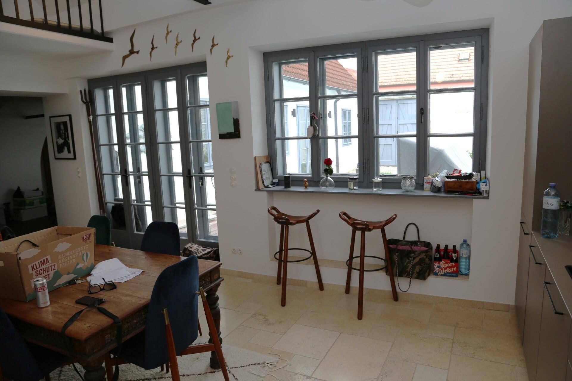 Wohnküche mit Blick in den Innenhof