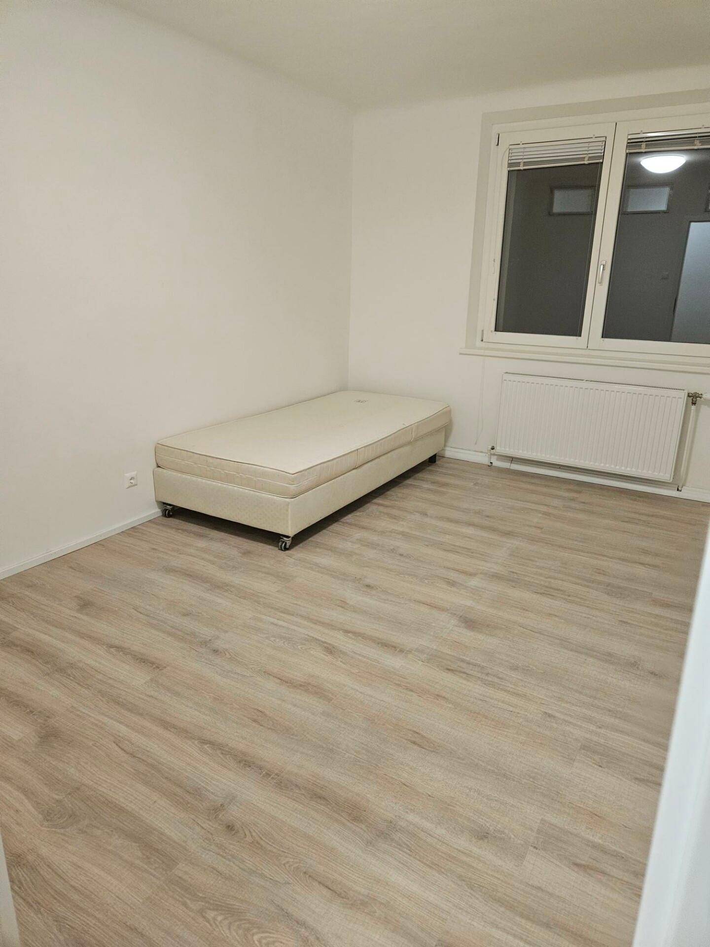 Bett 90 x 200 im Zimmer 1