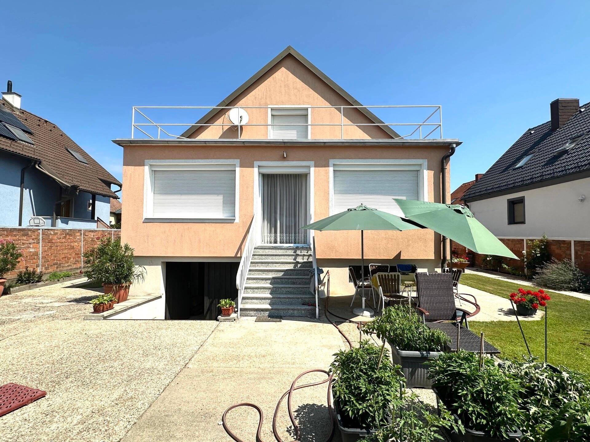 Gartenseitige Ansicht Haus und Terrassen