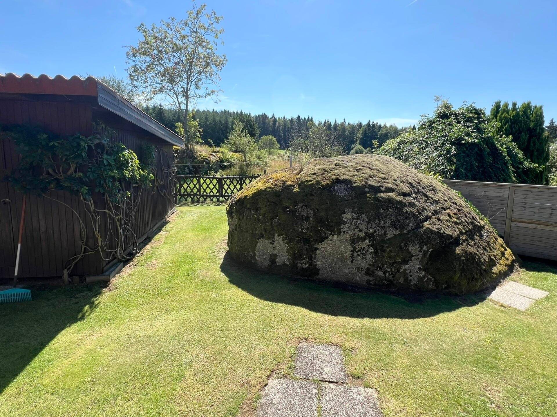 Aussenansicht Gartenhütte & Findling