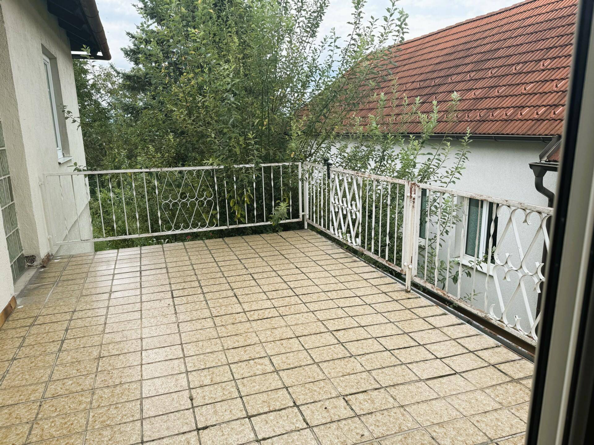 große Terrasse mit Sonne den ganzen Tag