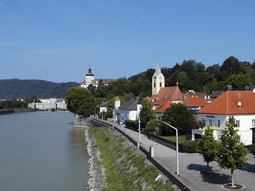 Blick gen Schloss & Donaukraftwerk / Drohnenaufnahme