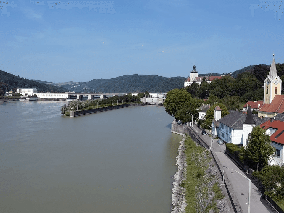 Blick gen Schloss & Donaukraftwerk / Drohnenaufnahme