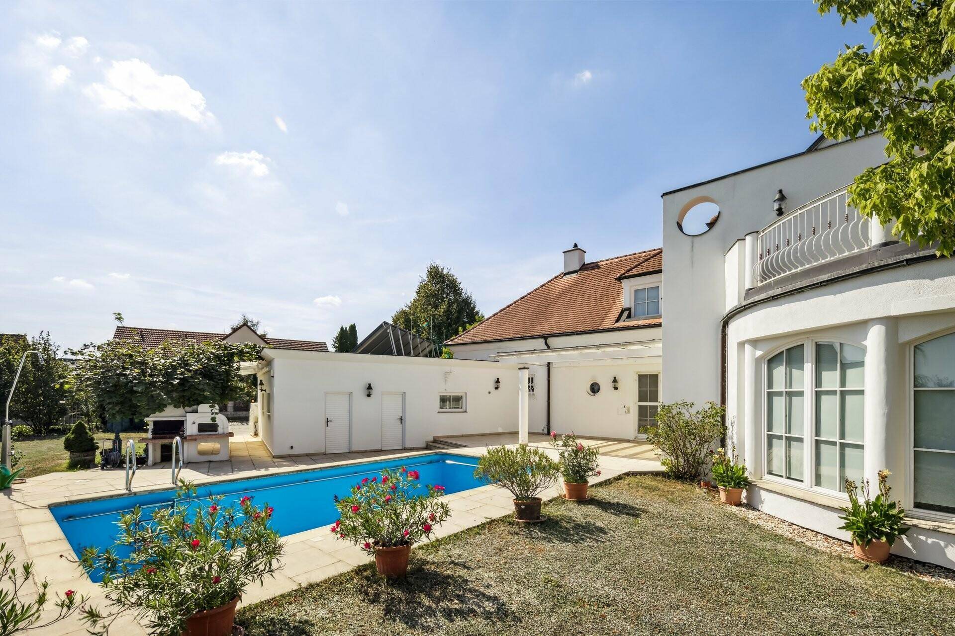 Pool mit Terrasse