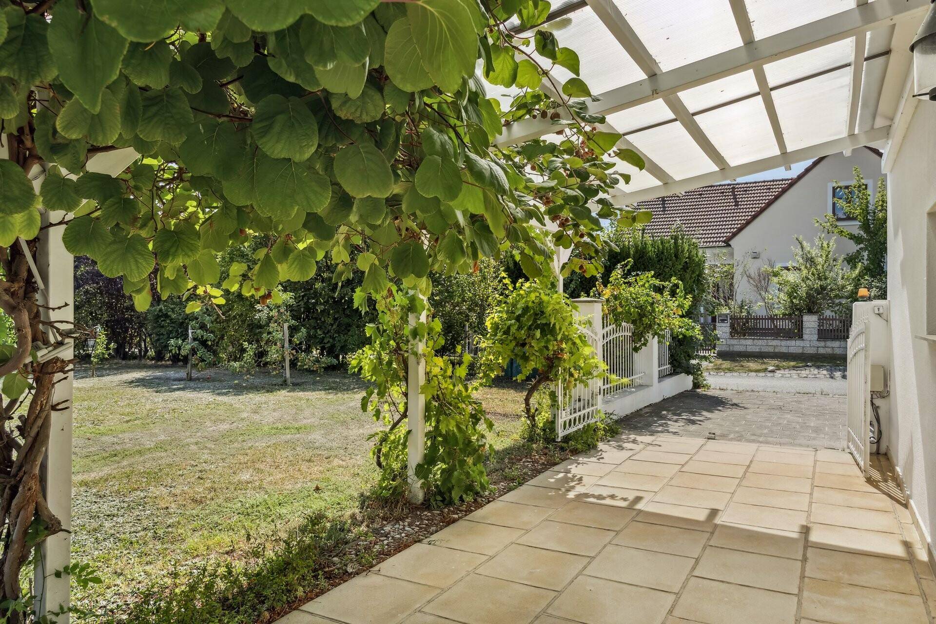 Carport mit Einfahrt