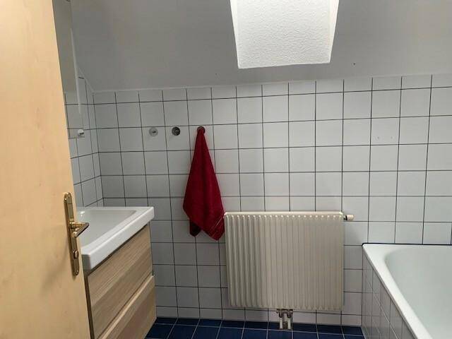 Bad modern eingerichtet mit Wanne