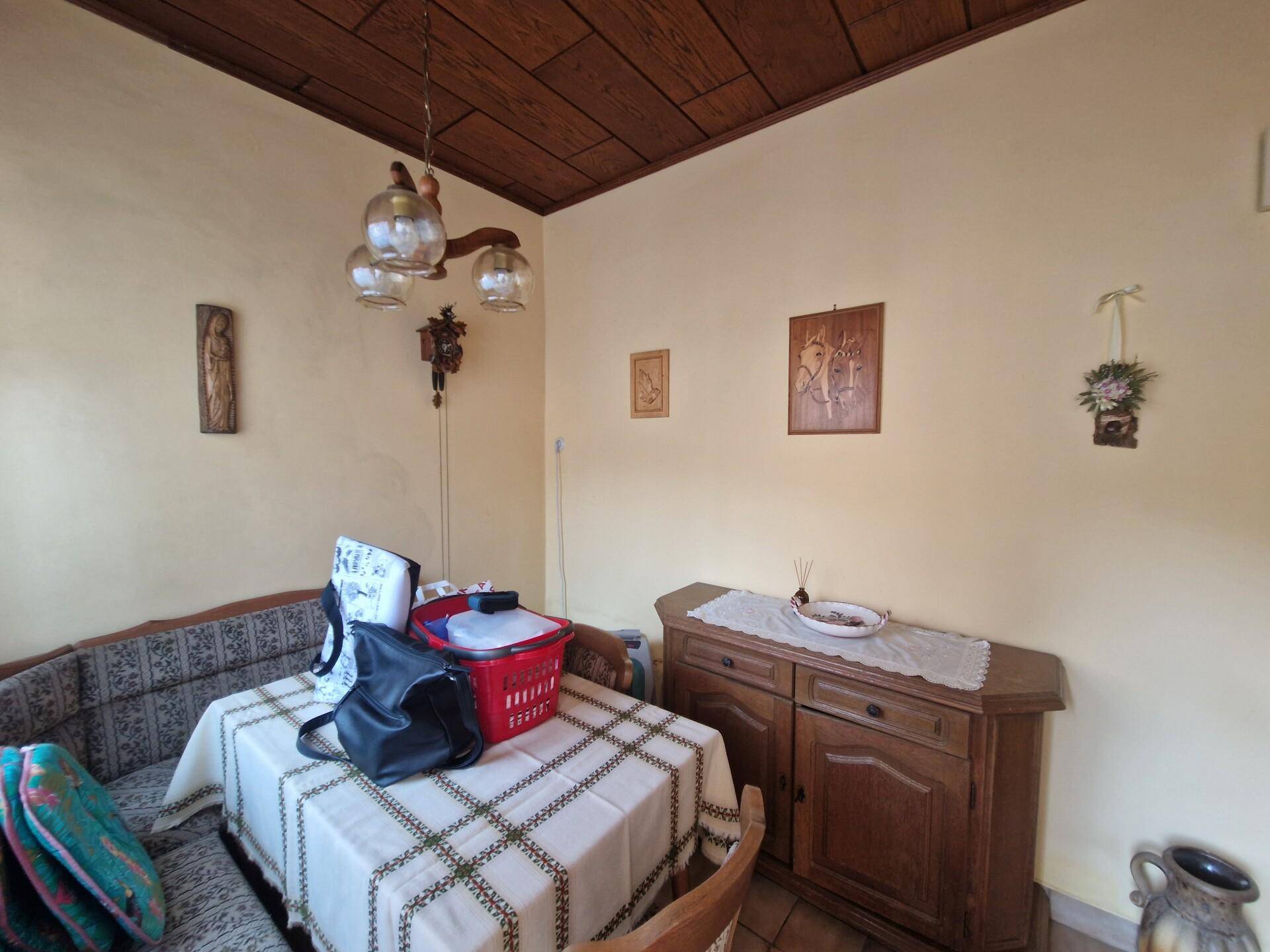 Traditioneller Essbereich mit rustikalen Holzmöbeln und einer Holzpaneeldecke.