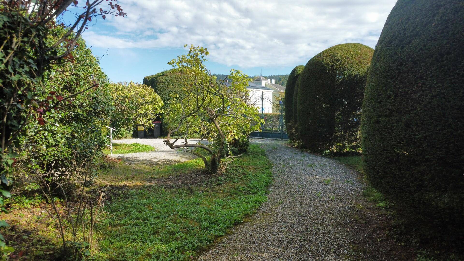 romantische Gehwege im Garten