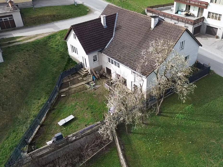 Luftaufnahme des Hauses mit großem Gartenbereich und umliegender Landschaft.