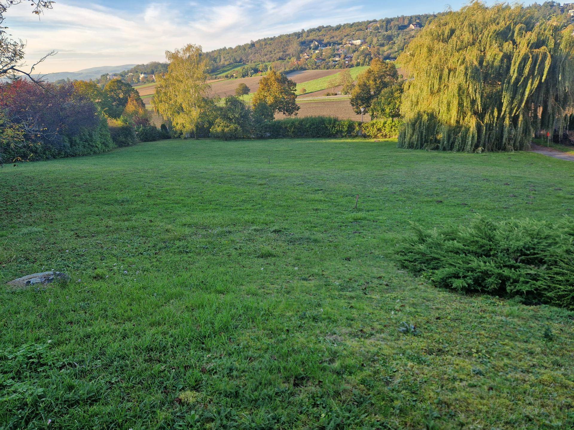 EIN TRAUM WIRD REALITÄT: AUSSERGEWÖHNLICHES BAUGRUNDSTÜCK IN HAGENBRUNN MIT FREIEM AUSBLICK IN TOLLER, RUHIGER WOHNLAGE - Ansicht 4